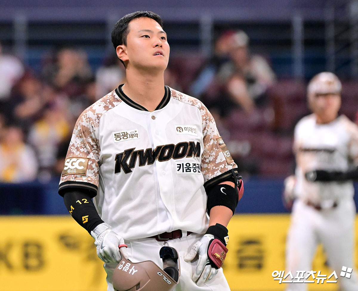 8일 오후 서울 구로구 고척스카이돔에서 열린 '2025 신한 SOL Bank KBO리그' LG 트윈스와 키움 히어로즈의 경기, 8회말 2사 1,3루 키움 김건희가 우익수 플라이로 아웃된 후 아쉬워하고 있다. 엑스포츠뉴스 DB