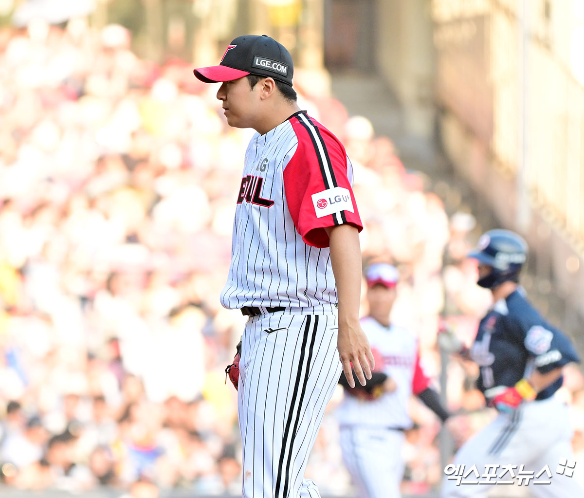 22일 오후 서울 송파구 잠실야구장에서 열린 '2025 신한 SOL Bank KBO리그' 두산 베어스와 LG 트윈스의 경기, 5회초 LG 송승기가 두산 김민혁에게 솔로 홈런을 허용한 후 아쉬워하고 있다. 엑스포츠뉴스 DB