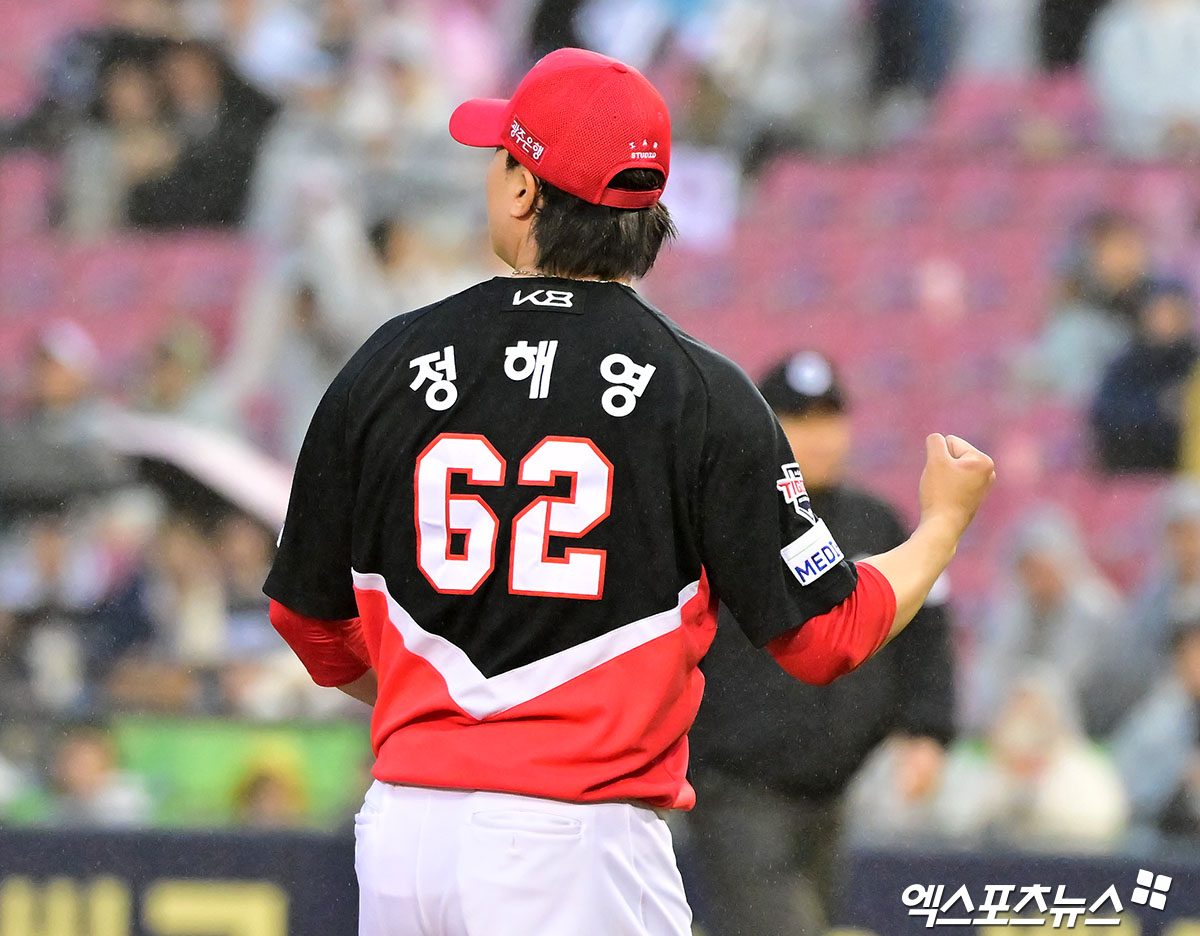 19일 오후 서울 송파구 잠실야구장에서 열린 '2025 신한 SOL Bank KBO리그' KIA 타이거즈와 두산 베어스의 경기, KIA가 두산에 8:4 역전승을 거두며 전날 패배를 설욕했다.  이날 경기에서 승리한 KIA 정해영이 기뻐하고 있다. 엑스포츠뉴스 DB