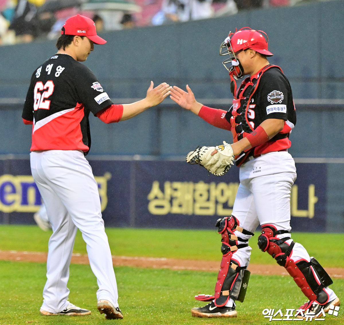 19일 오후 서울 송파구 잠실야구장에서 열린 '2025 신한 SOL Bank KBO리그' KIA 타이거즈와 두산 베어스의 경기, KIA가 두산에 8:4 역전승을 거두며 전날 패배를 설욕했다.  이날 경기에서 승리한 KIA 선수들이 기뻐하고 있다. 엑스포츠뉴스 DB