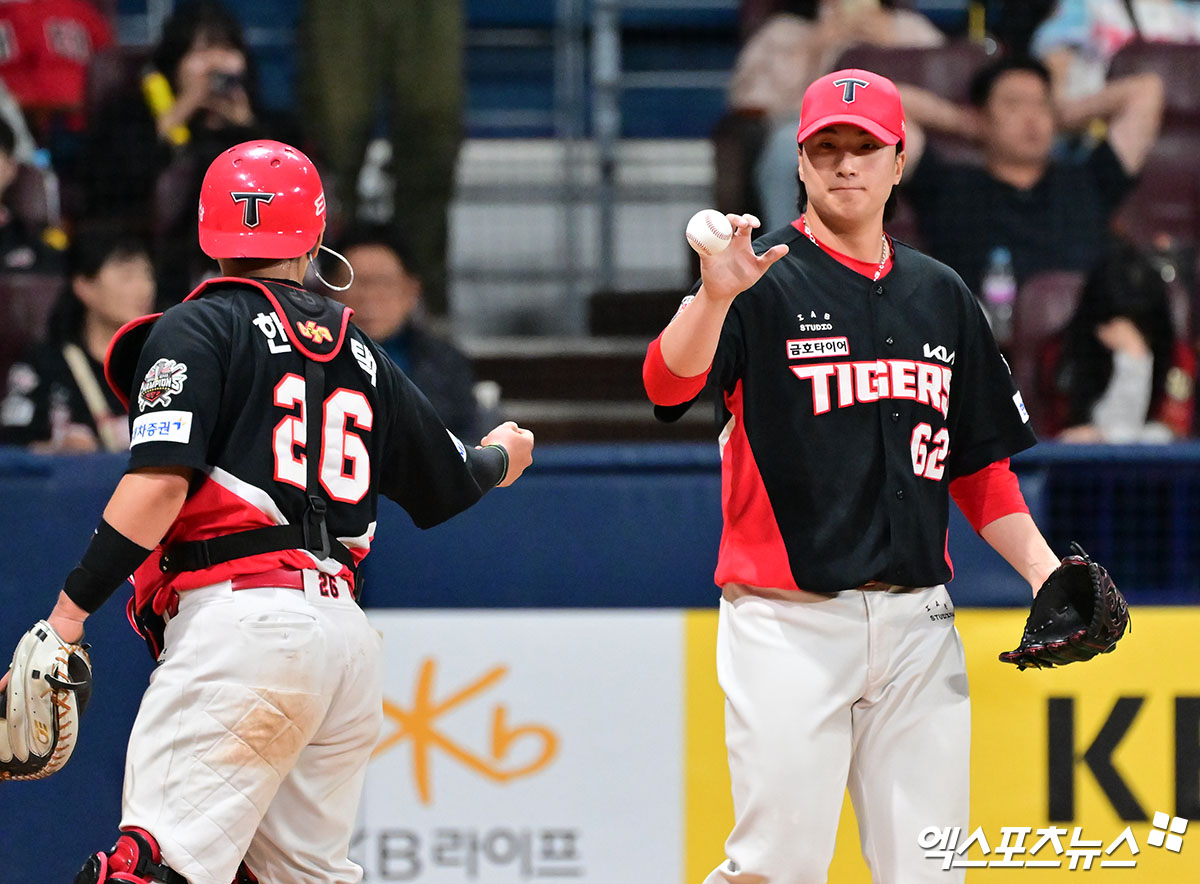 7일 오후 서울 구로구 고척스카이돔에서 열린 '2025 신한 SOL Bank KBO리그' KIA 타이거즈와 키움 히어로즈의 경기, 8회말 2사 만루 KIA 정해영이 키움 최주환에게 3타점 2루타를 허용한 후 아쉬워하고 있다. 엑스포츠뉴스 DB