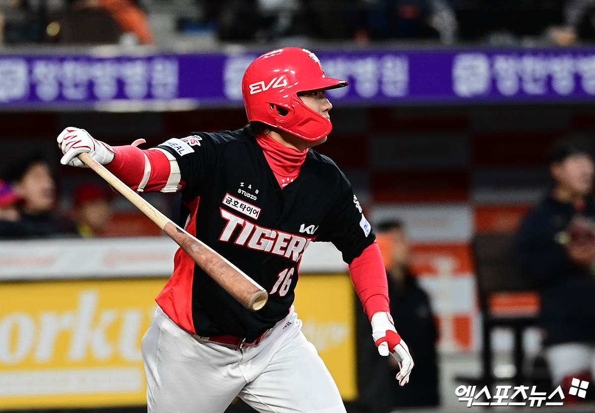 28일 오후 대전한화생명볼파크에서 열린 '2025 신한 SOL Bank KBO리그' 한화 이글스와 KIA 타이거즈의 경기, 2회초 2사 1루 KIA 최원준이 안타를 때려내고 있다. 엑스포츠뉴스 DB