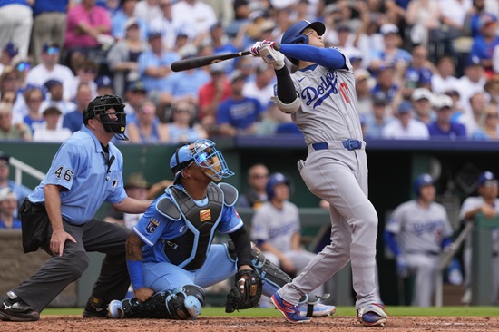 LA 다저스 쇼헤이 오타니가 29일 캔자스시티 로열스전에 선발 등판해 2이닝 무실점으로 호투했다. 오타니는 이날 등판에서 최고 구소 101.7마일을 찍어 메이저리그 데뷔 최고 구속을 경신하기도 했다. 2023 WBC 대회에서 만났던 이탈리아 대표팀 출신 비니 파스콴티노의 타석에서 최고 구속 기록이 나왔다. 연합뉴스