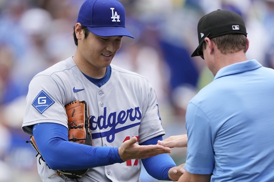 LA 다저스 쇼헤이 오타니가 29일 캔자스시티 로열스전에 선발 등판해 2이닝 무실점으로 호투했다. 오타니는 이날 등판에서 최고 구소 101.7마일을 찍어 메이저리그 데뷔 최고 구속을 경신하기도 했다. 2023 WBC 대회에서 만났던 이탈리아 대표팀 출신 비니 파스콴티노의 타석에서 최고 구속 기록이 나왔다. 연합뉴스