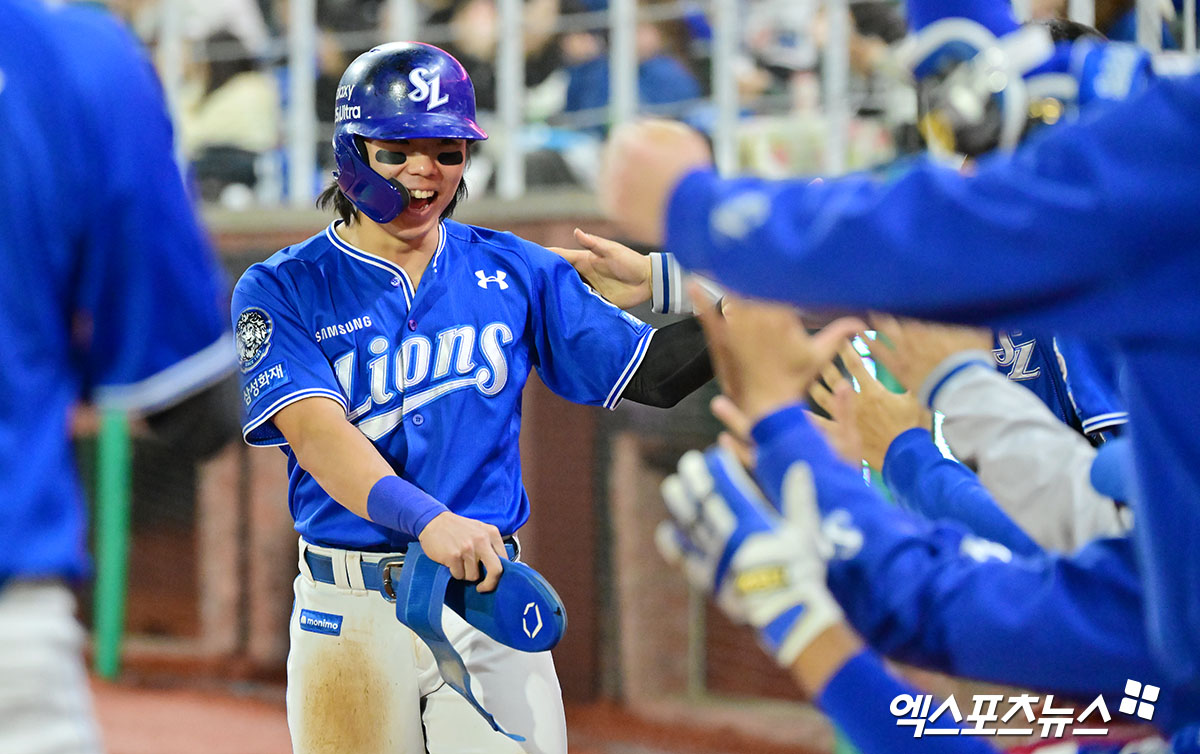 지난 4월 29일 오후 인천SSG랜더스필드에서 열린 '2025 신한 SOL Bank KBO리그' 삼성 라이온즈와 SSG 랜더스의 경기, 8회초 무사 만루 삼성 김성윤이 SSG 노경은의 폭투를 틈타 득점에 성공한 후 하이파이브를 하고 있다. 엑스포츠뉴스 DB