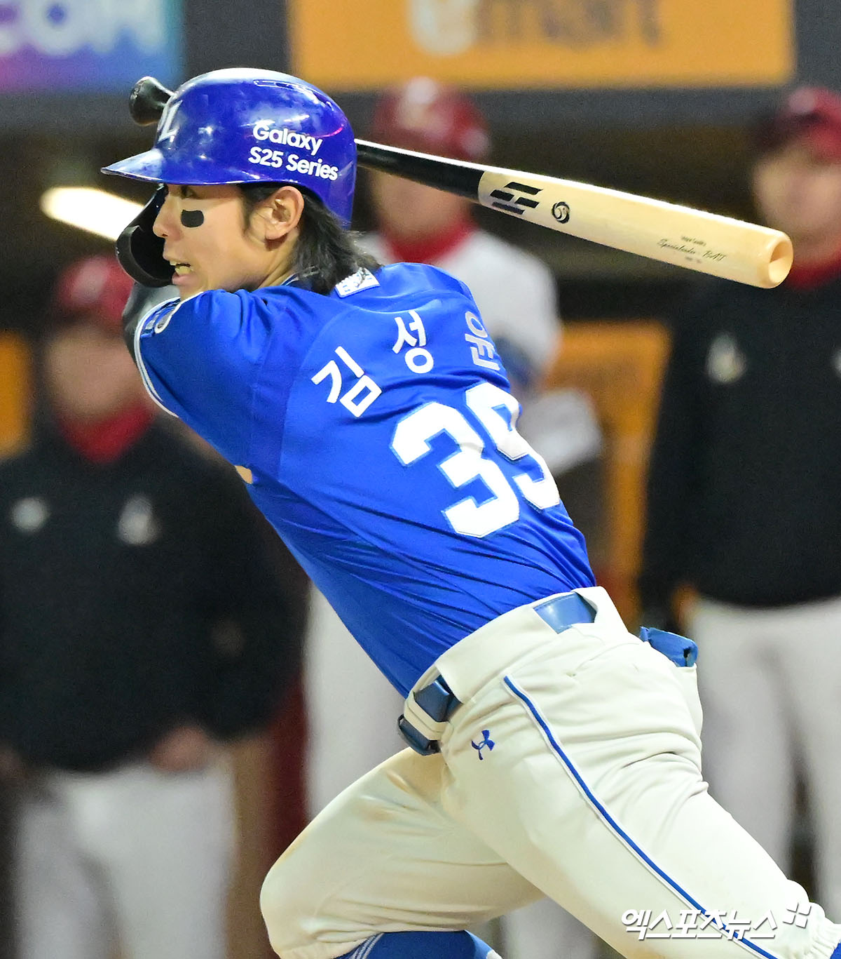 지난 29일 오후 인천SSG랜더스필드에서 열린 '2025 신한 SOL Bank KBO리그' 삼성 라이온즈와 SSG 랜더스의 경기, 9회초 2사 3루 삼성 김성윤이 1타점 적시타를 날리고 있다. 엑스포츠뉴스 DB