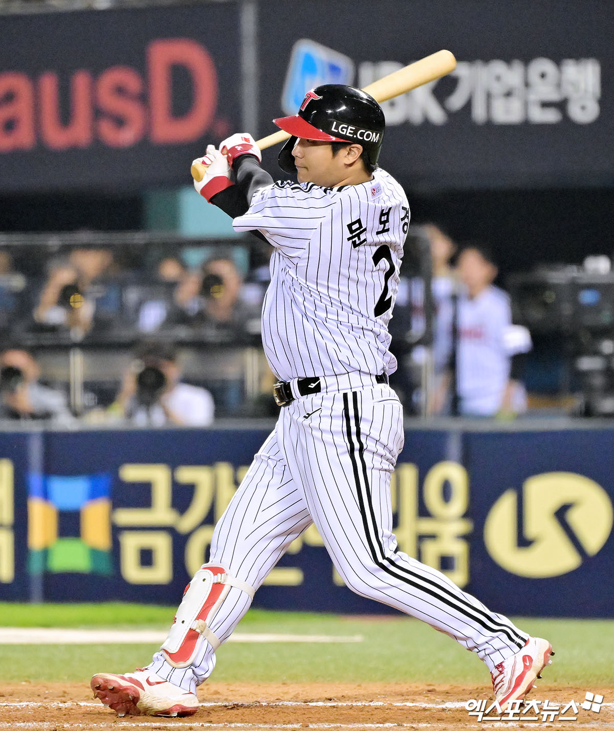 27일 오후 서울 송파구 잠실야구장에서 열린 '2025 신한 SOL Bank KBO리그' 한화 이글스와 LG 트윈스의 경기, 7회말 2사 만루 LG 문보경이 타격을 하고 있다. 결과는 중견수 플라이 아웃. 엑스포츠뉴스 DB