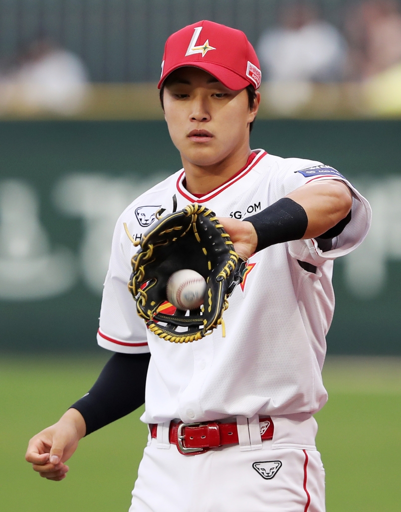 이숭용 감독이 이끄는 SSG는 29일 오후 5시 인천 SSG랜더스필드에서 2025 신한 SOL Bank KBO리그 한화 이글스와의 홈경기를 치른다. 이날 경기 전 SSG는 외야수 채현우의 1군 엔트리를 말소, 박지환을 등록했다. 박지환은 지난해 데뷔 시즌 76경기 타율 0.276을 기록했다. 올해는 부침을 겪다가 이날 70일 만에 1군 복귀했다. 우익수 겸 9번타자로 선발 출전한다. SSG 랜더스