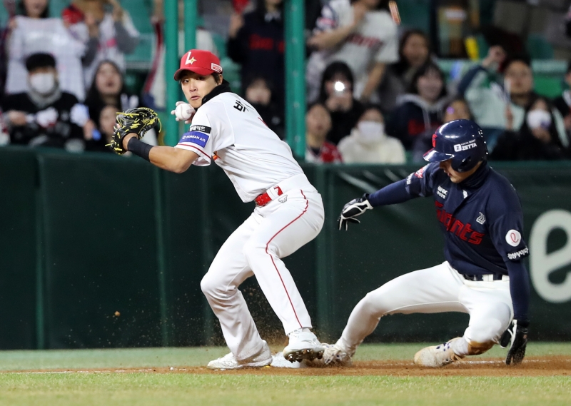 이숭용 감독이 이끄는 SSG는 29일 오후 5시 인천 SSG랜더스필드에서 2025 신한 SOL Bank KBO리그 한화 이글스와의 홈경기를 치른다. 이날 경기 전 SSG는 외야수 채현우의 1군 엔트리를 말소, 박지환을 등록했다. 박지환은 지난해 데뷔 시즌 76경기 타율 0.276을 기록했다. 올해는 부침을 겪다가 이날 70일 만에 1군 복귀했다. 우익수 겸 9번타자로 선발 출전한다. SSG 랜더스