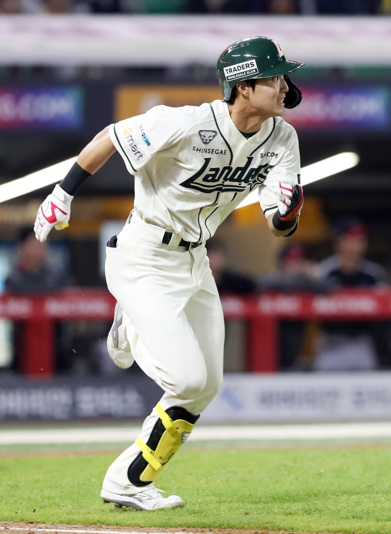 이숭용 감독이 이끄는 SSG는 29일 오후 5시 인천 SSG랜더스필드에서 2025 신한 SOL Bank KBO리그 한화 이글스와의 홈경기를 치른다. 이날 경기 전 SSG는 외야수 채현우의 1군 엔트리를 말소, 박지환을 등록했다. 박지환은 지난해 데뷔 시즌 76경기 타율 0.276을 기록했다. 올해는 부침을 겪다가 이날 70일 만에 1군 복귀했다. 우익수 겸 9번타자로 선발 출전한다. SSG 랜더스