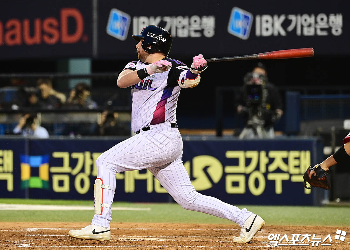 2일 오후 서울 잠실야구장에서 열린 '2025 신한 SOL Bank KBO리그' SSG 랜더스와 LG 트윈스의 경기, 3회말 2사 1루 LG 오스틴이 안타를 때려내고 있다. 엑스포츠뉴스 DB