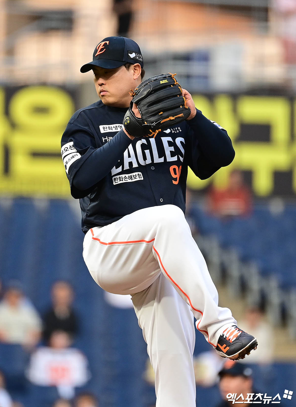 30일 오후 경상남도 창원NC파크에서 열린 '2025 신한 SOL Bank KBO리그' 한화 이글스와 NC 다이노스의 경기, 1회말 한화 선발투수 류현진이 역투하고 있다. 엑스포츠뉴스DB