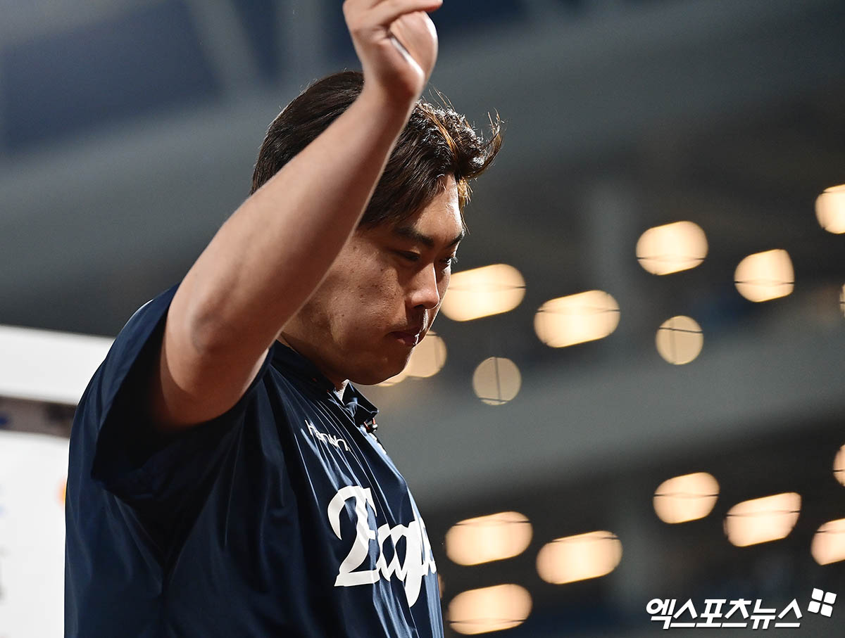 한화 이글스 투수 류현진이 지난달 30일 경남 창원NC파크에서 열린 '2025 신한 SOL Bank KBO리그' NC 다이노스와의 경기에서 6이닝 1실점 호투하고 승리 투수가 된 뒤 수훈 선수 인터뷰를 마치고는 팬들을 향해 인사하고 있다. 엑스포츠뉴스DB