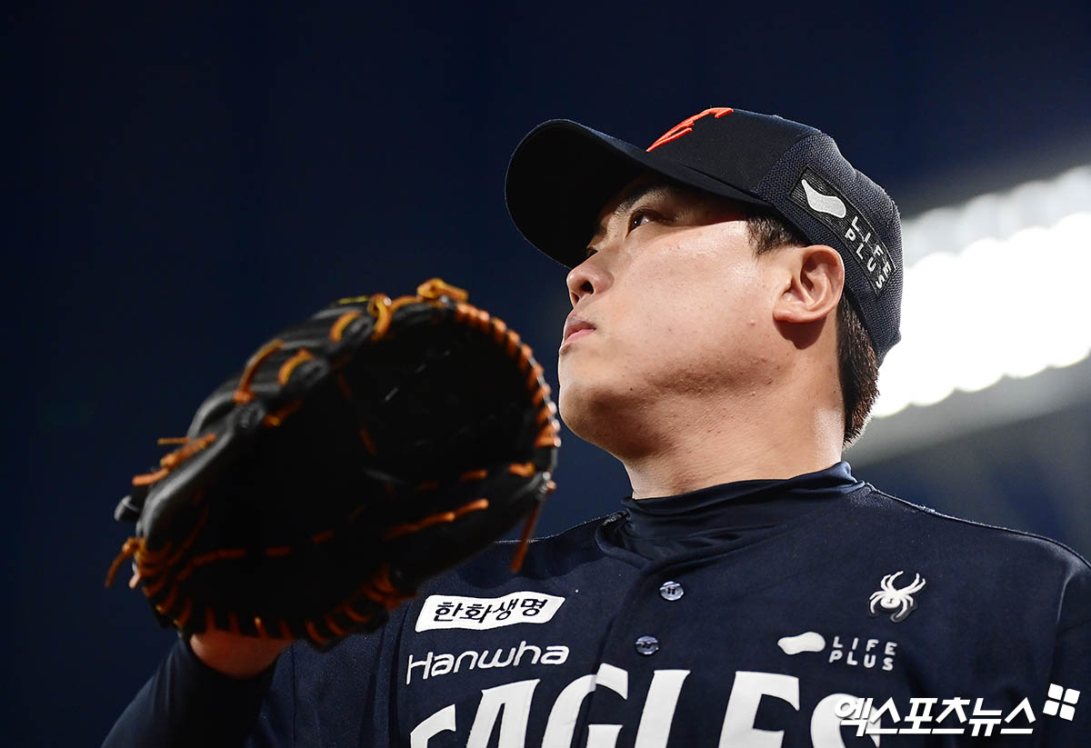 한화 이글스 투수 류현진이 지난달 30일 경남 창원NC파크에서 열린 '2025 신한 SOL Bank KBO리그' NC 다이노스와의 경기에서 투구 준비를 하고 있다. 엑스포츠뉴스DB