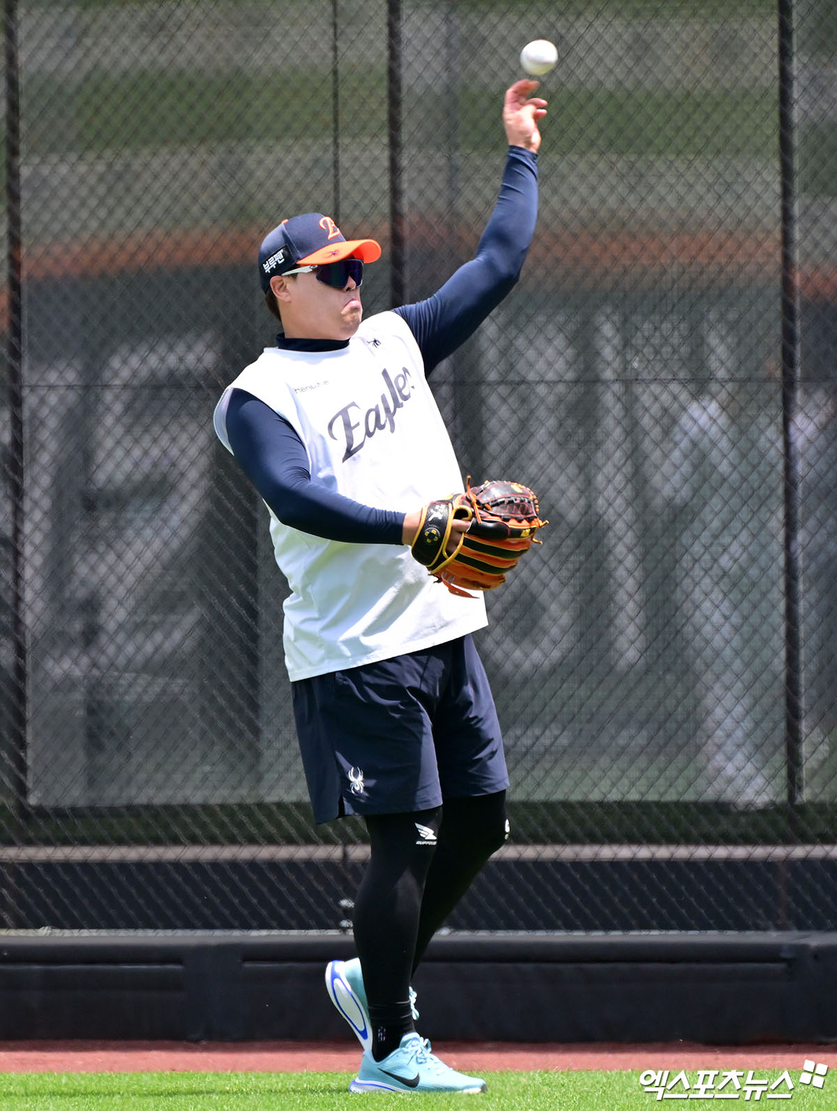 한화 이글스 투수 류현진이 지난 14일 대전 한화생명 볼파크에서 열리는 '2025 신한 SOL Bank KBO리그' LG 트윈스와의 홈 경기에서 캐치볼을 하고 있다. 류현진은 29일 SSG 랜더스와 원정 경기에 선발 등판한다. 엑스포츠뉴스DB