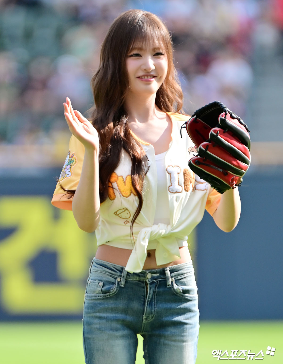 29일 오후 서울 송파구 잠실야구장에서 열린 '2025 신한 SOL Bank KBO리그' KIA 타이거즈와 LG 트윈스의 경기, 경기 전 아이브 리즈가 시구에 임하고 있다. 잠실, 김한준 기자