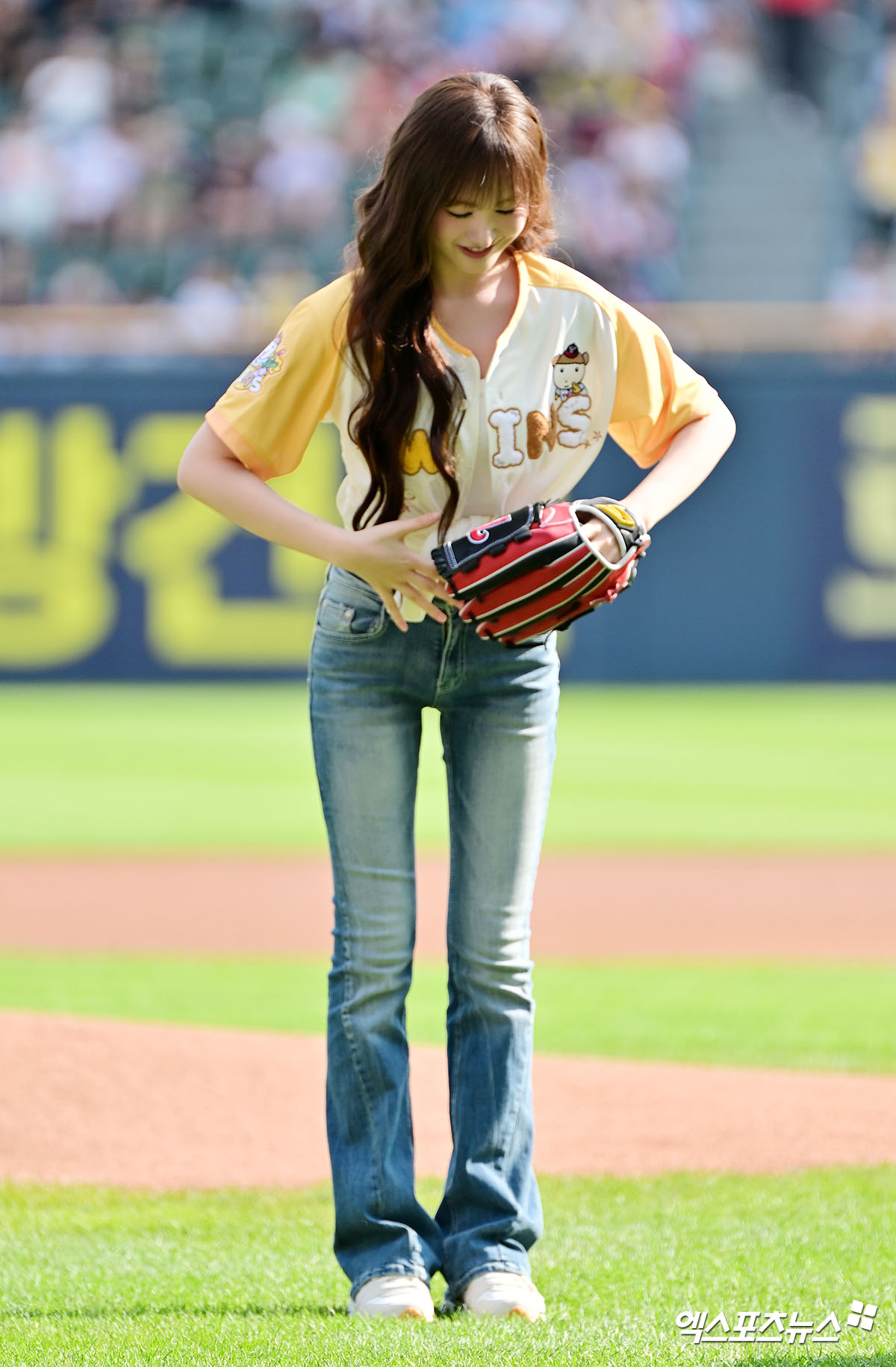 29일 오후 서울 송파구 잠실야구장에서 열린 '2025 신한 SOL Bank KBO리그' KIA 타이거즈와 LG 트윈스의 경기, 경기 전 아이브 리즈가 시구에 임하고 있다. 잠실, 김한준 기자