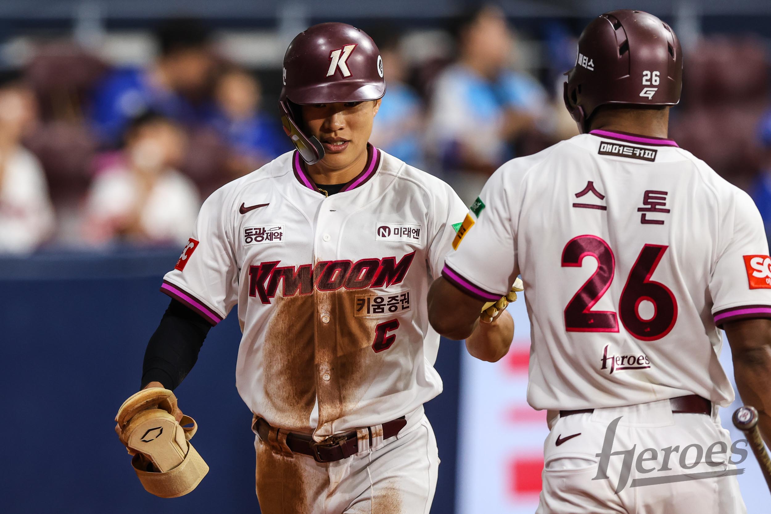 29일 오후 서울 구로구 고척스카이돔에서 열린 2025 신한 SOL Bank KBO리그 삼성 라이온즈와 키움 히어로즈의 경기, 키움 송성문이 이주형의 땅볼 타구에 홈 베이스를 밟았다. 키움 히어로즈