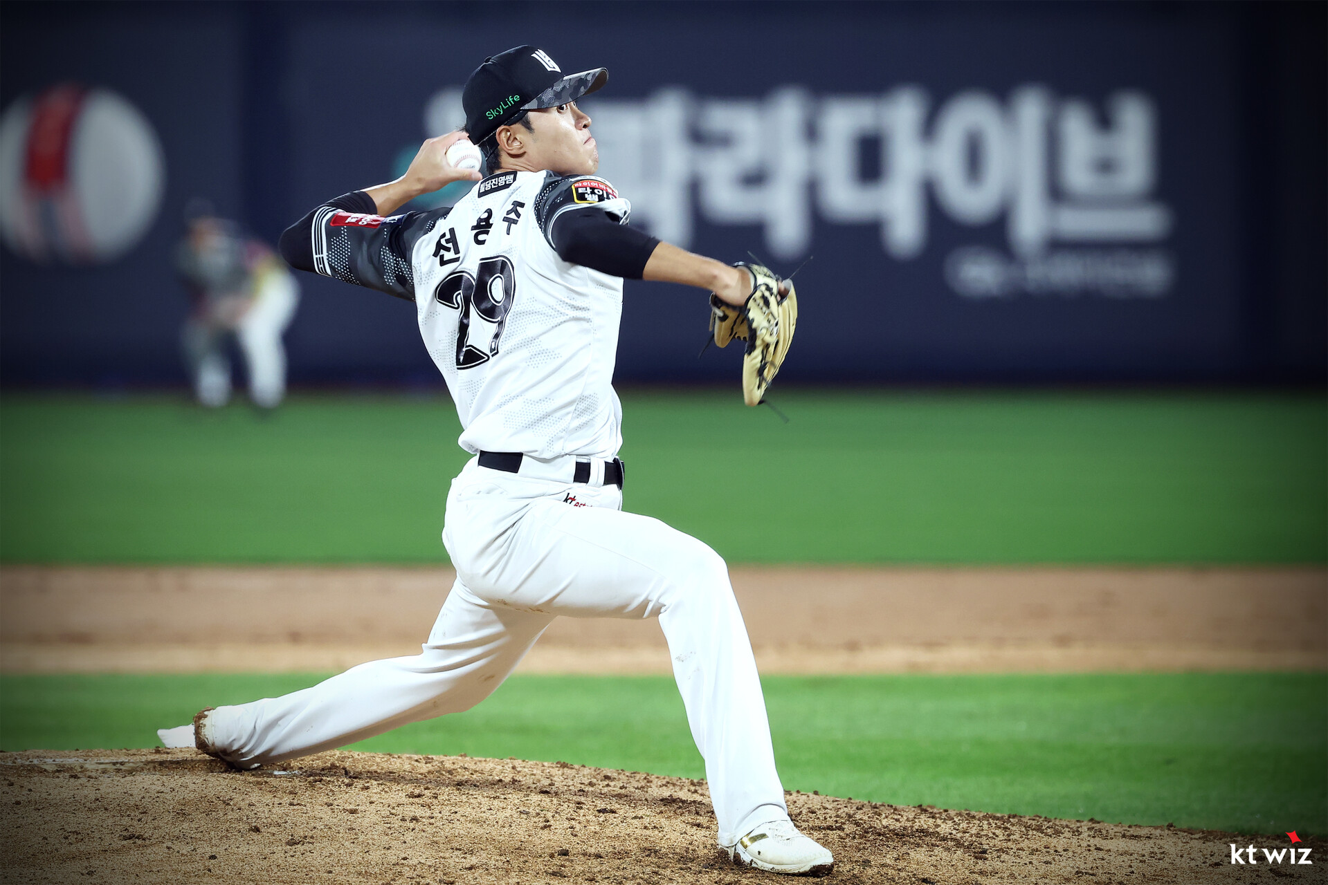 KT 위즈 좌완투수 전용주가 올해 정규시즌 경기에 구원 등판해 역투하고 있다. KT 위즈