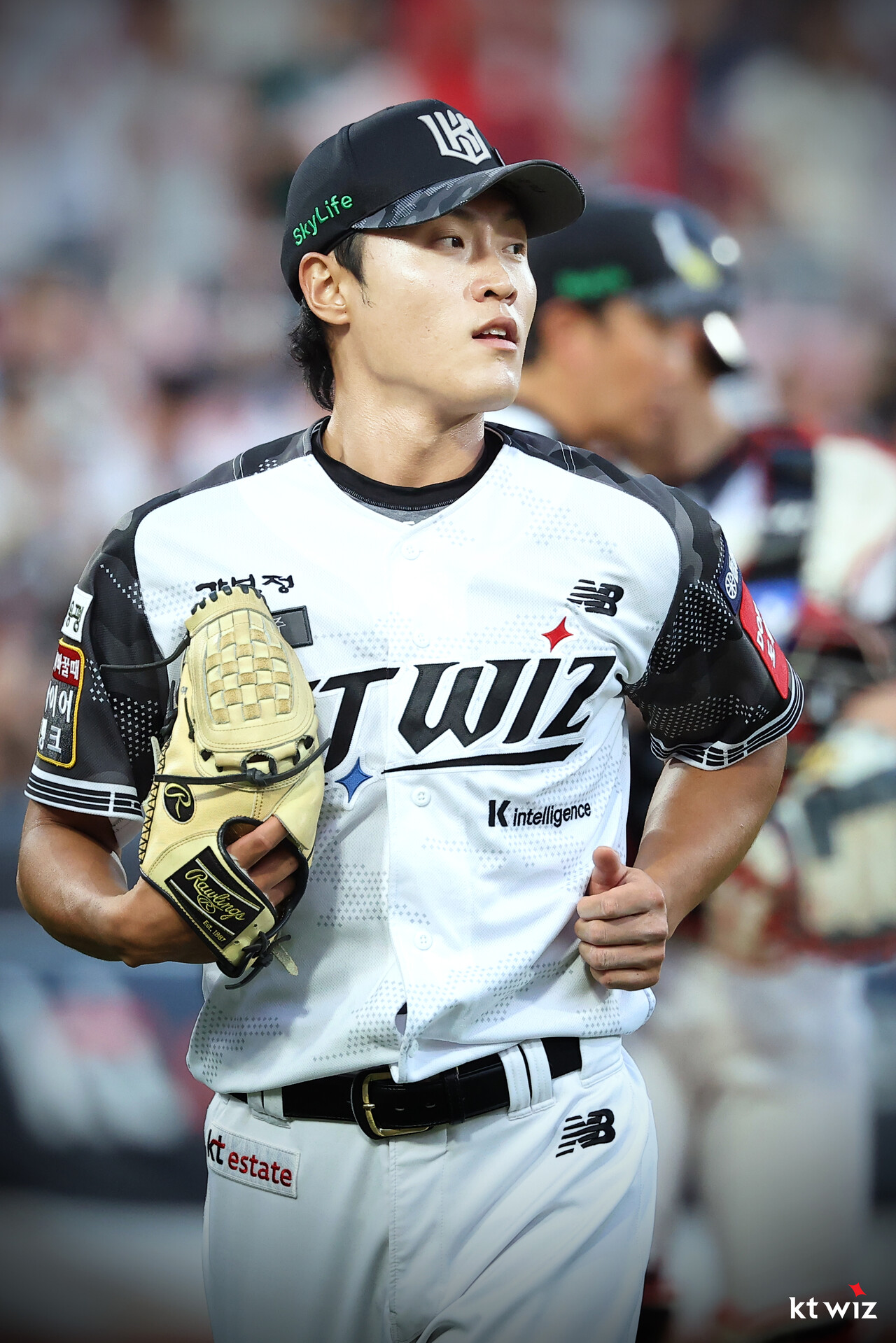 KT 위즈 좌완투수 전용주가 올해 정규시즌 경기에 구원 등판해 임무를 마친 뒤 마운드에서 내려오고 있다. KT 위즈