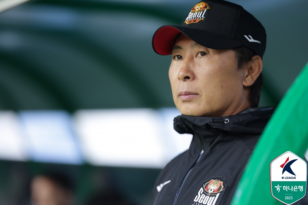 김기동 감독은 기성용의 포항 스틸러스 이적과 관련해 분노한 팬들에 대해 마음이 무겁다고 밝혔다. 김 감독은 그러면서 팬들이 웃음을 되찾을 수 있도록 좋은 성적으로 보답하겠다고 약속했다. 사진 한국프로축구연맹