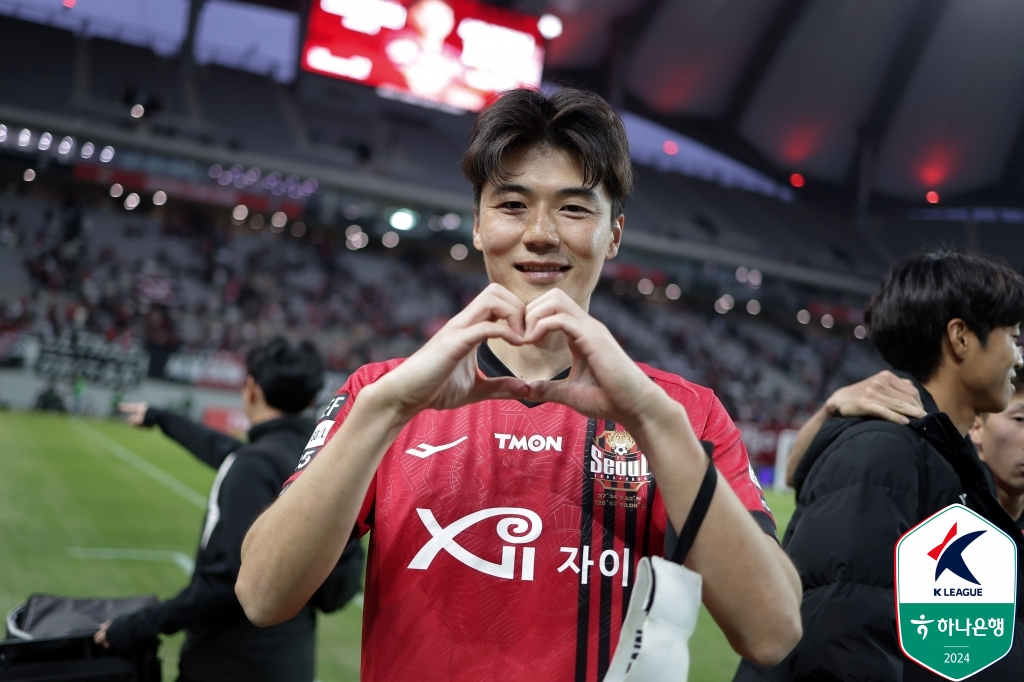 김기동 감독은 기성용의 포항 스틸러스 이적과 관련해 분노한 팬들에 대해 마음이 무겁다고 밝혔다. 김 감독은 그러면서 팬들이 웃음을 되찾을 수 있도록 좋은 성적으로 보답하겠다고 약속했다. 사진 한국프로축구연맹