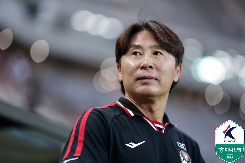 김기동 감독은 기성용의 포항 스틸러스 이적과 관련해 분노한 팬들에 대해 마음이 무겁다고 밝혔다. 김 감독은 그러면서 팬들이 웃음을 되찾을 수 있도록 좋은 성적으로 보답하겠다고 약속했다. 사진 한국프로축구연맹