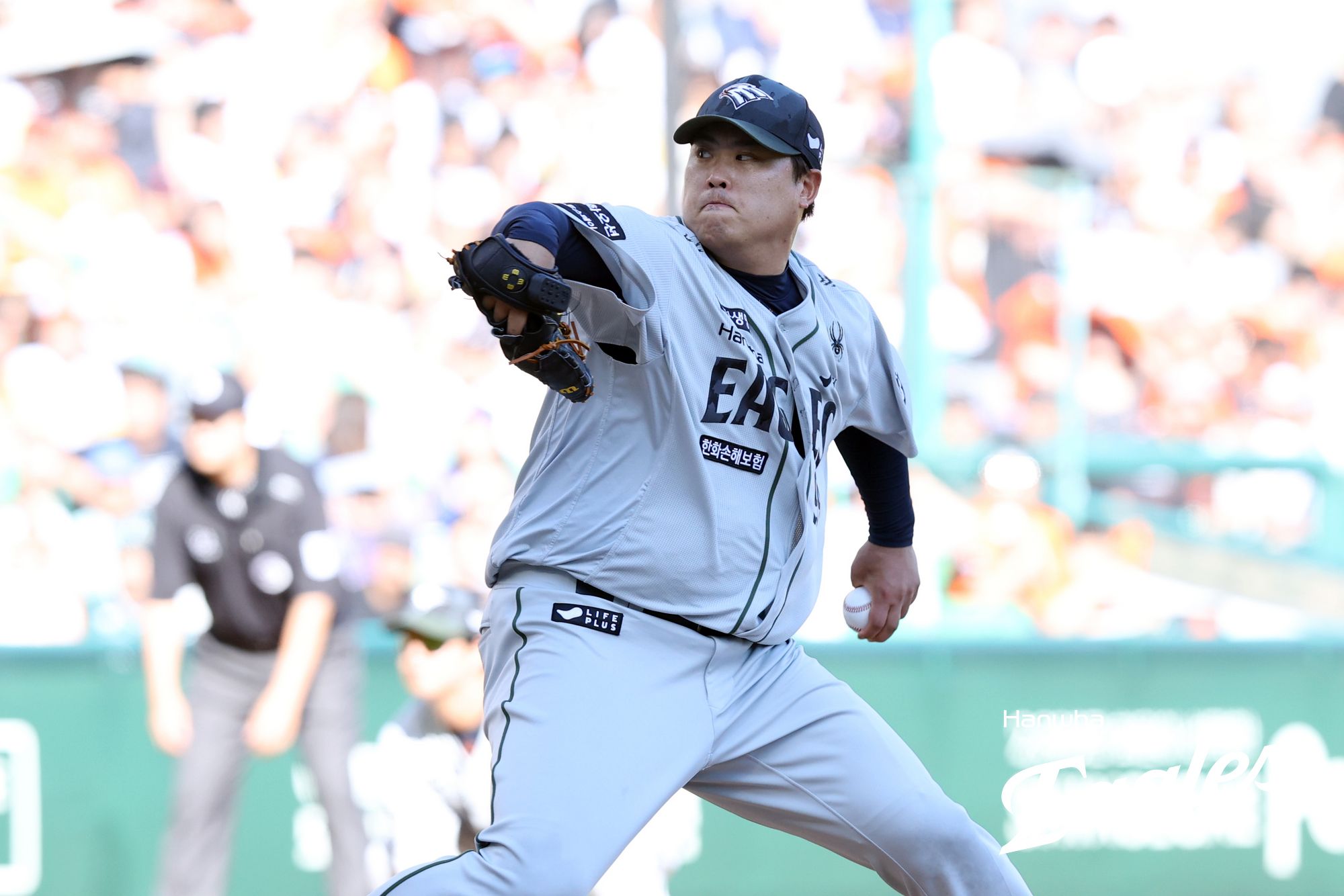 한화 이글스 류현진은 29일 인천 SSG랜더스필드에서 열린 2025 신한 SOL Bank KBO리그 SSG 랜더스와의 원정경기에서 선발투수로 등판했다. 내전근 통증 후 24일 만의 선발 복귀전에 나선 류현진은 5이닝 6피안타 1볼넷 9탈삼진 1실점을 기록했다. 한화 이글스