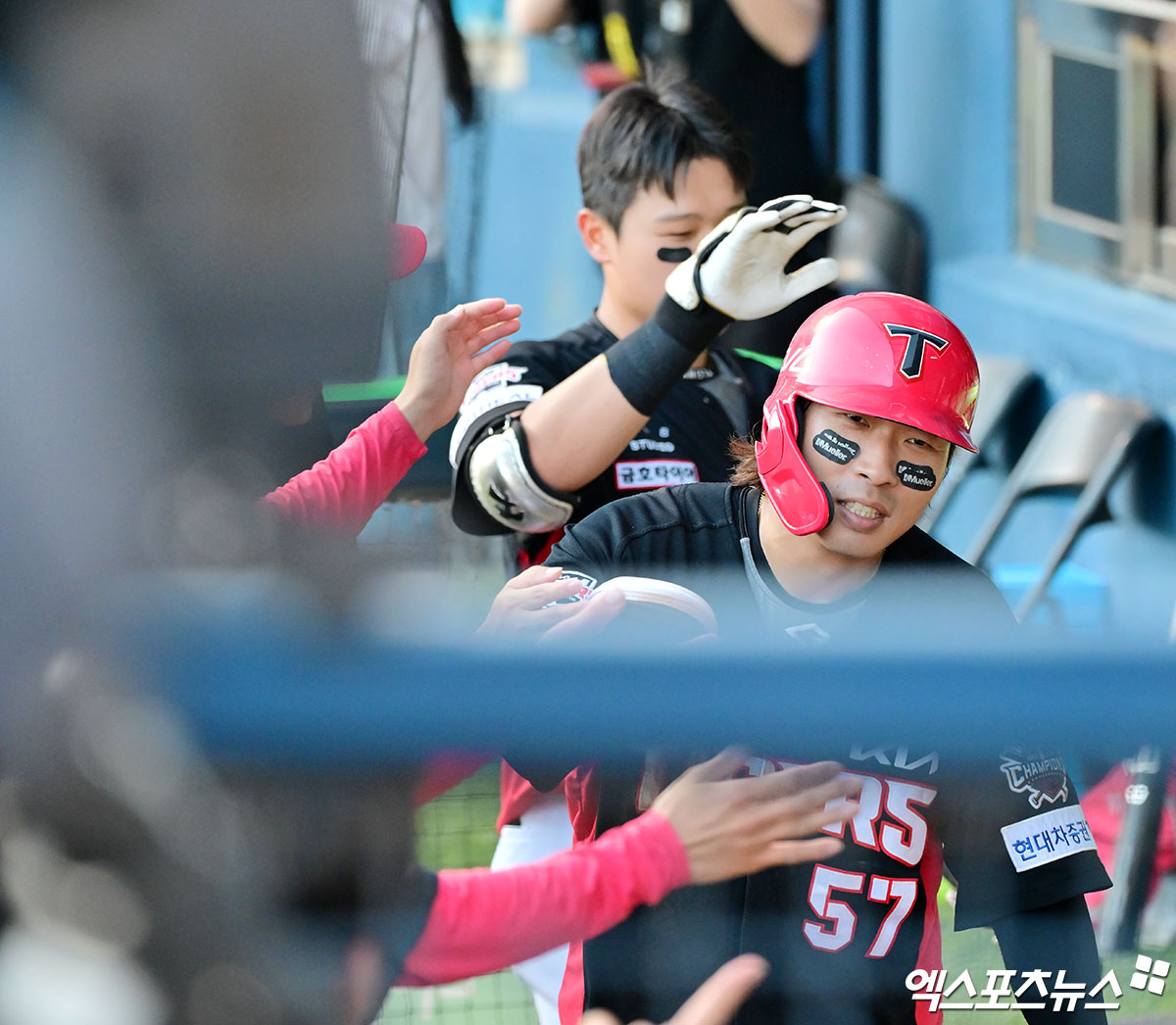 29일 오후 서울 송파구 잠실야구장에서 열린 '2025 신한 SOL Bank KBO리그' KIA 타이거즈와 LG 트윈스의 경기, 6회초 1사 3루 KIA 고종욱이 위즈덤의 1타점 적시타때 득점에 성공하고 있다. 잠실, 김한준 기자