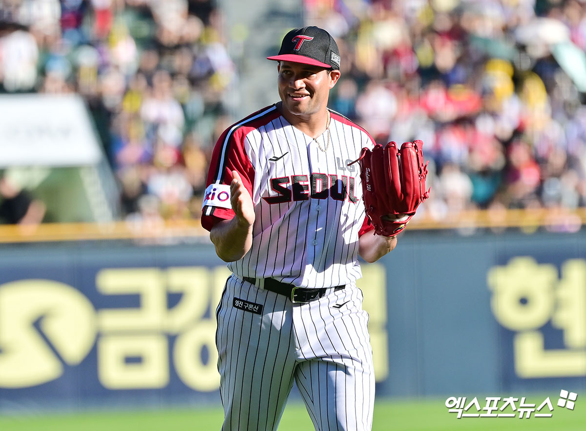 29일 오후 서울 송파구 잠실야구장에서 열린 '2025 신한 SOL Bank KBO리그' KIA 타이거즈와 LG 트윈스의 경기, 3회초 수비를 마친 LG 치리노스가 미소를 보이고 있다. 잠실, 김한준 기자