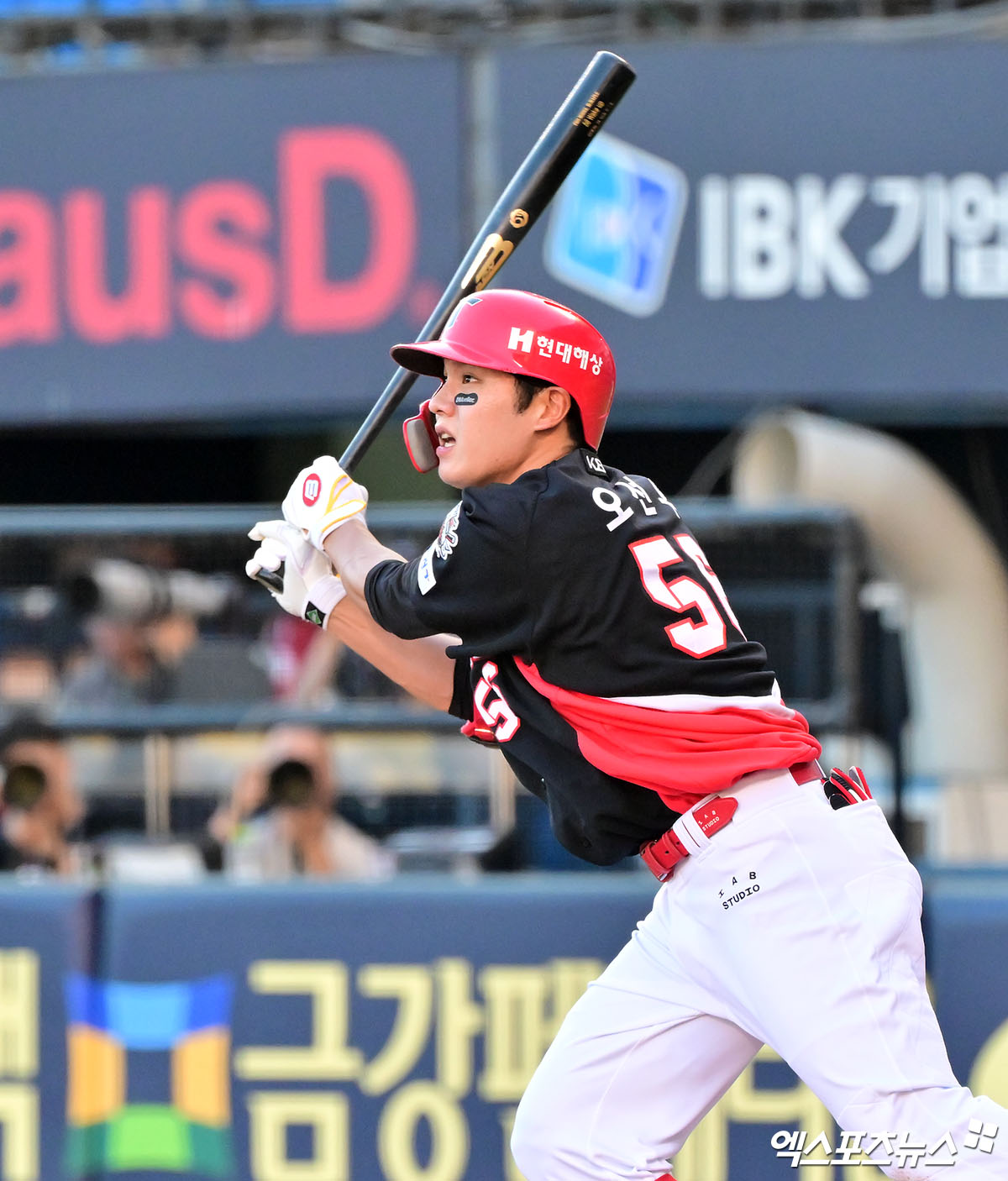 29일 오후 서울 송파구 잠실야구장에서 열린 '2025 신한 SOL Bank KBO리그' KIA 타이거즈와 LG 트윈스의 경기, 6회초 1사 1,3루 KIA 오선우가 1타점 2루타를 날리고 있다. 잠실, 김한준 기자