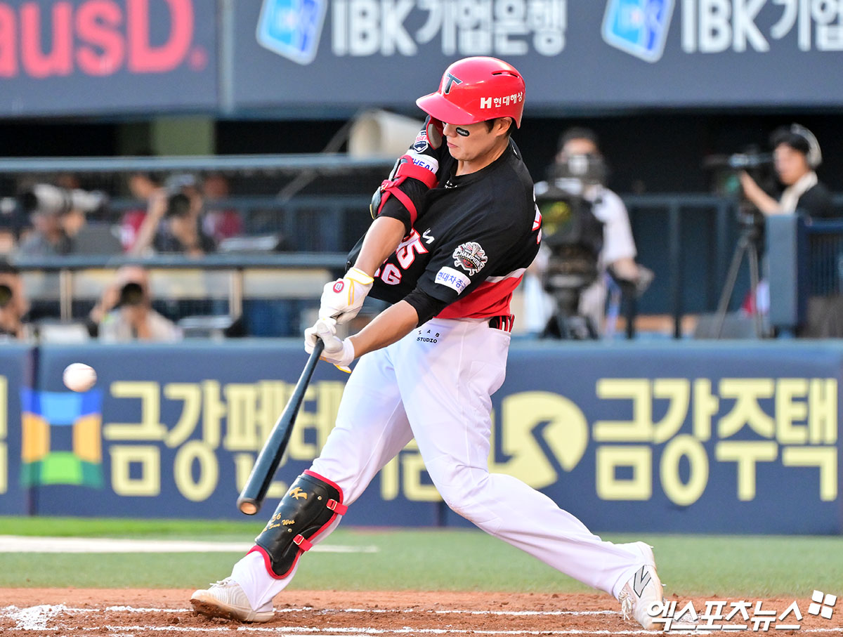 29일 오후 서울 송파구 잠실야구장에서 열린 '2025 신한 SOL Bank KBO리그' KIA 타이거즈와 LG 트윈스의 경기, 6회초 1사 1,3루 KIA 오선우가 1타점 2루타를 날리고 있다. 잠실, 김한준 기자