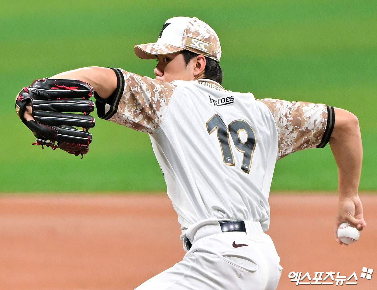 지난 24일 오후 서울 구로구 고척스카이돔에서 열린 '2025 신한 SOL Bank KBO리그' KIA 타이거즈와 키움 히어로즈의 경기, 1회초 키움 선발투수 김윤하가 공을 힘차게 던지고 있다. 엑스포츠뉴스 DB