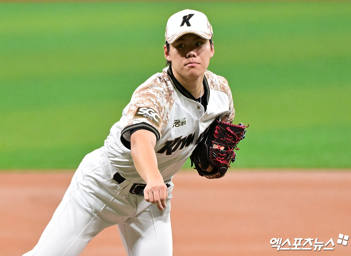 지난 24일 오후 서울 구로구 고척스카이돔에서 열린 '2025 신한 SOL Bank KBO리그' KIA 타이거즈와 키움 히어로즈의 경기, 1회초 키움 선발투수 김윤하가 공을 힘차게 던지고 있다. 엑스포츠뉴스 DB