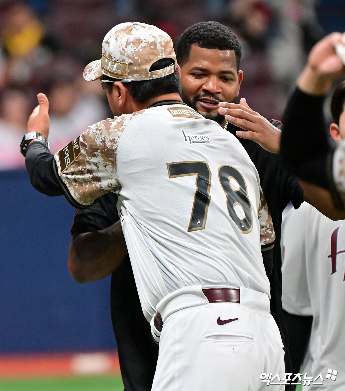 지난 7일 오후 서울 구로구 고척스카이돔에서 열린 '2025 신한 SOL Bank KBO리그' LG 트윈스와 키움 히어로즈의 경기, 키움이 8이닝 1실점을 기록한 알칸타라의 호투에 힘입어 LG에 4:1로 승리하며 4연승을 기록했다. 이날 경기에서 승리한 키움 홍원기 감독이 알칸타라의 승리를 축하해주고 있다. 엑스포츠뉴스 DB