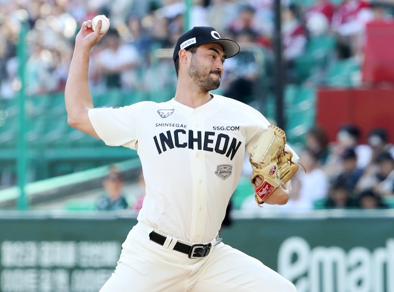 28일 인천 SSG랜더스필드에서 열린 2025 신한 SOL Bank KBO리그 한화 이글스와 SSG 랜더스의 경기, SSG가 미치 화이트의 호투와 기예르모 에레디아, 한유섬의 홈런을 앞세워 2-0으로 승리했다. 미치 화이트가 힘차게 투구를 하고 있다. SSG 랜더스