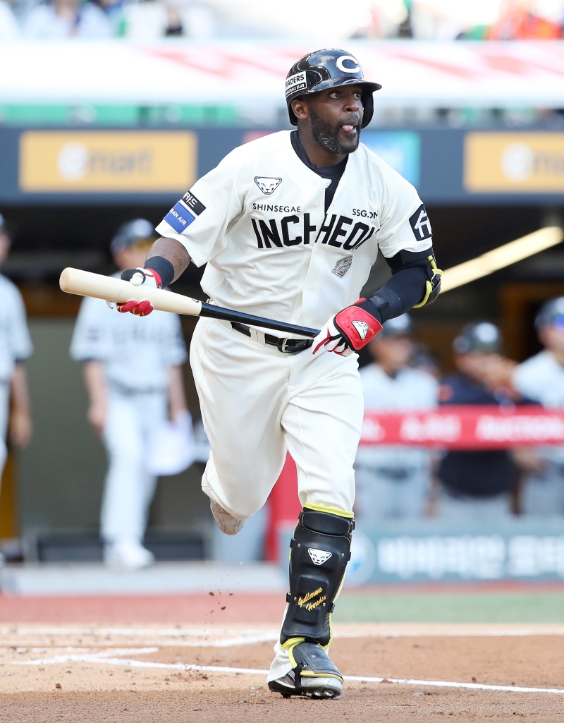 28일 인천 SSG랜더스필드에서 열린 2025 신한 SOL Bank KBO리그 한화 이글스와 SSG 랜더스의 경기, SSG가 미치 화이트의 호투와 기예르모 에레디아, 한유섬의 홈런을 앞세워 2-0으로 승리했다. 에레디아가 솔로 홈런을 날리고 있다. SSG 랜더스