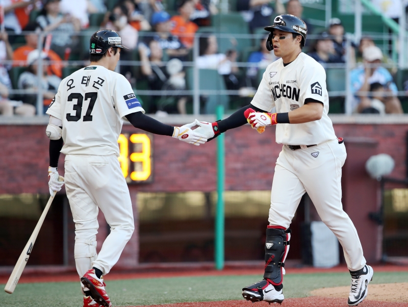 28일 인천 SSG랜더스필드에서 열린 2025 신한 SOL Bank KBO리그 한화 이글스와 SSG 랜더스의 경기, SSG가 미치 화이트의 호투와 기예르모 에레디아, 한유섬의 홈런을 앞세워 2-0으로 승리했다. 한유섬이 쐐기 솔로포를 날린 후 하이파이브를 하고 있다. SSG 랜더스