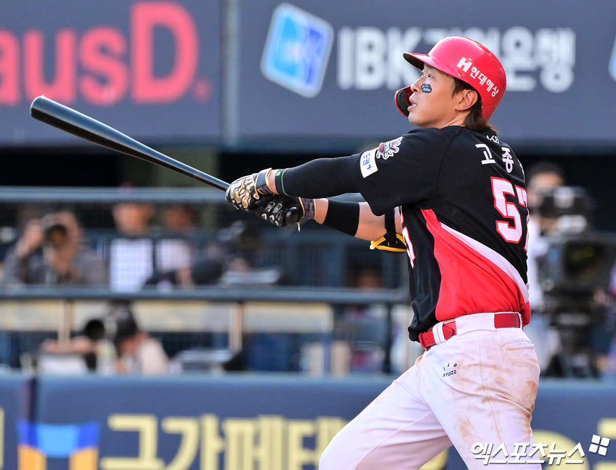 29일 오후 서울 송파구 잠실야구장에서 열린 '2025 신한 SOL Bank KBO리그' KIA 타이거즈와 LG 트윈스의 경기, 6회초 무사 1루 KIA 고종욱이 1타점 2루타를 날리고 있다. 잠실, 김한준 기자