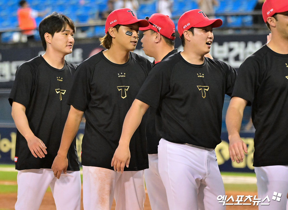 29일 오후 서울 송파구 잠실야구장에서 열린 '2025 신한 SOL Bank KBO리그' KIA 타이거즈와 LG 트윈스의 경기, KIA가 6회 6점을 뽑아내는 빅이닝을 기록하며 LG에 12:2 대승을 거뒀다,  이날 경기에서 승리한 KIA 이범호 감독이 선수들과 함께 기뻐하고 있다. 잠실, 김한준 기자