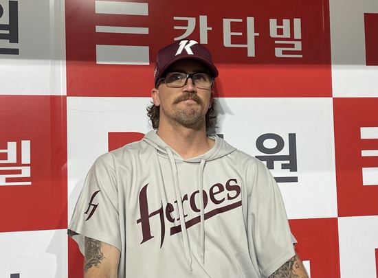 키움 히어로즈 단기 대체 외국인 선수 라클란 웰스가 29일 KBO리그 데뷔 첫승을 따내고 취재진의 인터뷰에 응하고 있다. 엑스포츠뉴스 고척, 김유민 기자