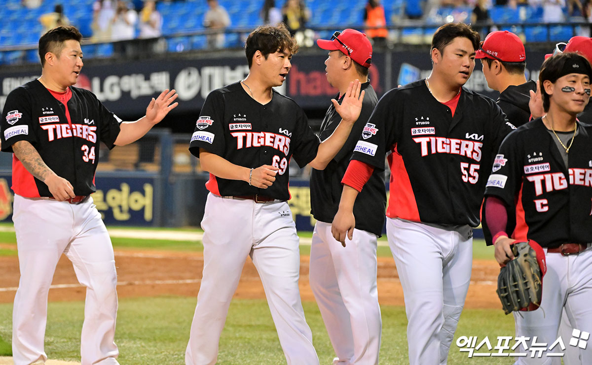 29일 오후 서울 송파구 잠실야구장에서 열린 '2025 신한 SOL Bank KBO리그' KIA 타이거즈와 LG 트윈스의 경기, KIA가 6회 6점을 뽑아내는 빅이닝을 기록하며 LG에 12:2 대승을 거뒀다, 이날 경기에서 승리한 KIA 이범호 감독이 선수들과 함께 기뻐하고 있다. 잠실, 김한준 기자