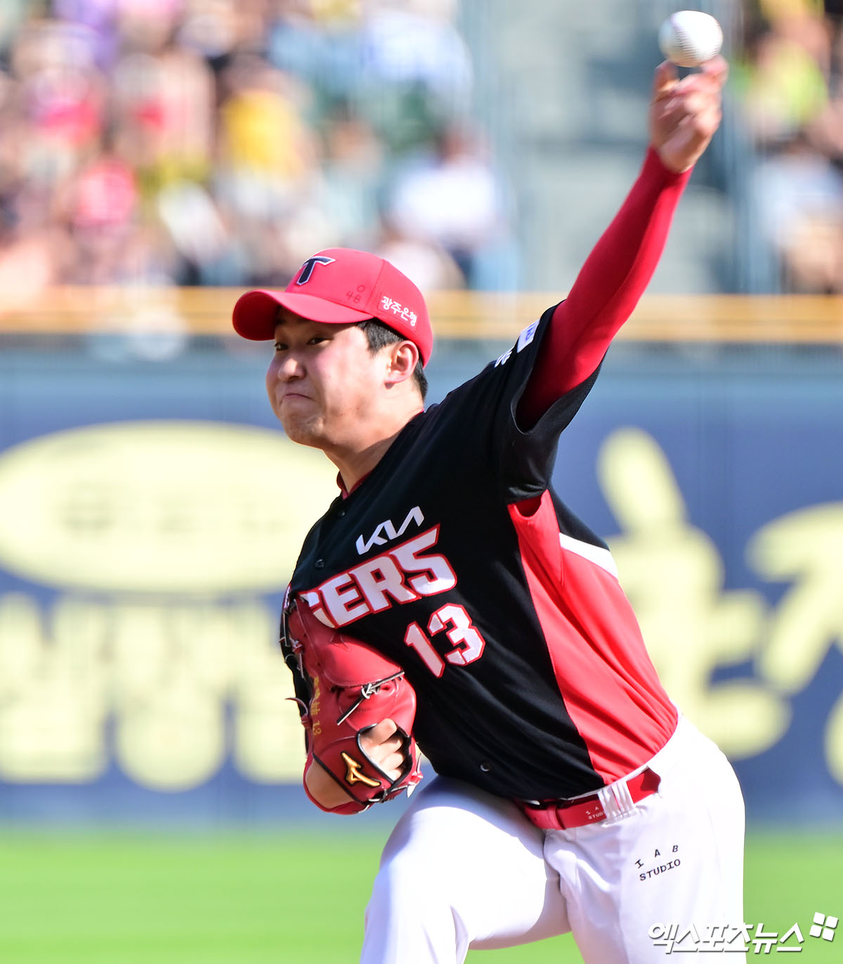 29일 오후 서울 송파구 잠실야구장에서 열린 '2025 신한 SOL Bank KBO리그' KIA 타이거즈와 LG 트윈스의 경기, 1회말 KIA 선발투수 윤영철이 공을 힘차게 던지고 있다. 잠실, 김한준 기자