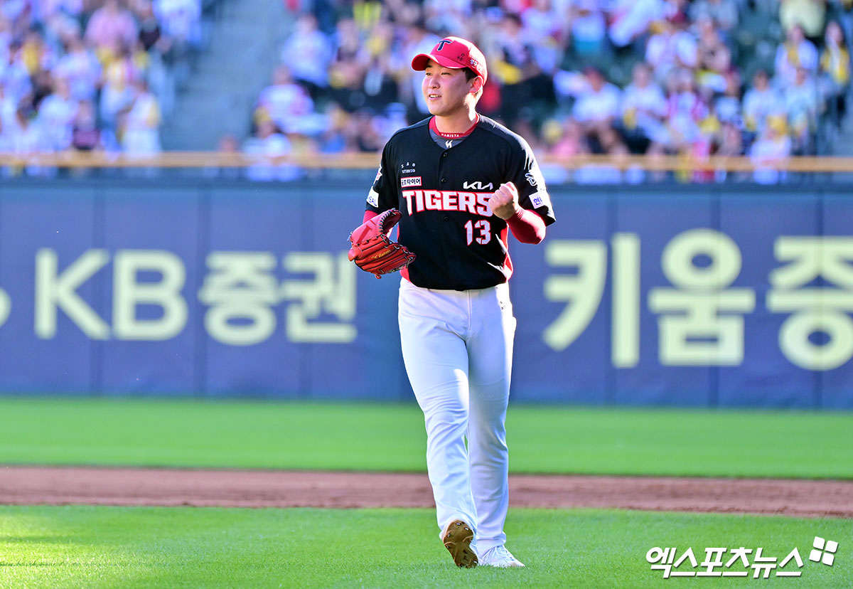 29일 오후 서울 송파구 잠실야구장에서 열린 '2025 신한 SOL Bank KBO리그' KIA 타이거즈와 LG 트윈스의 경기, 3회말 수비를 마친 KIA 윤영철이 주먹을 불끈 쥐고 있다. 잠실, 김한준 기자