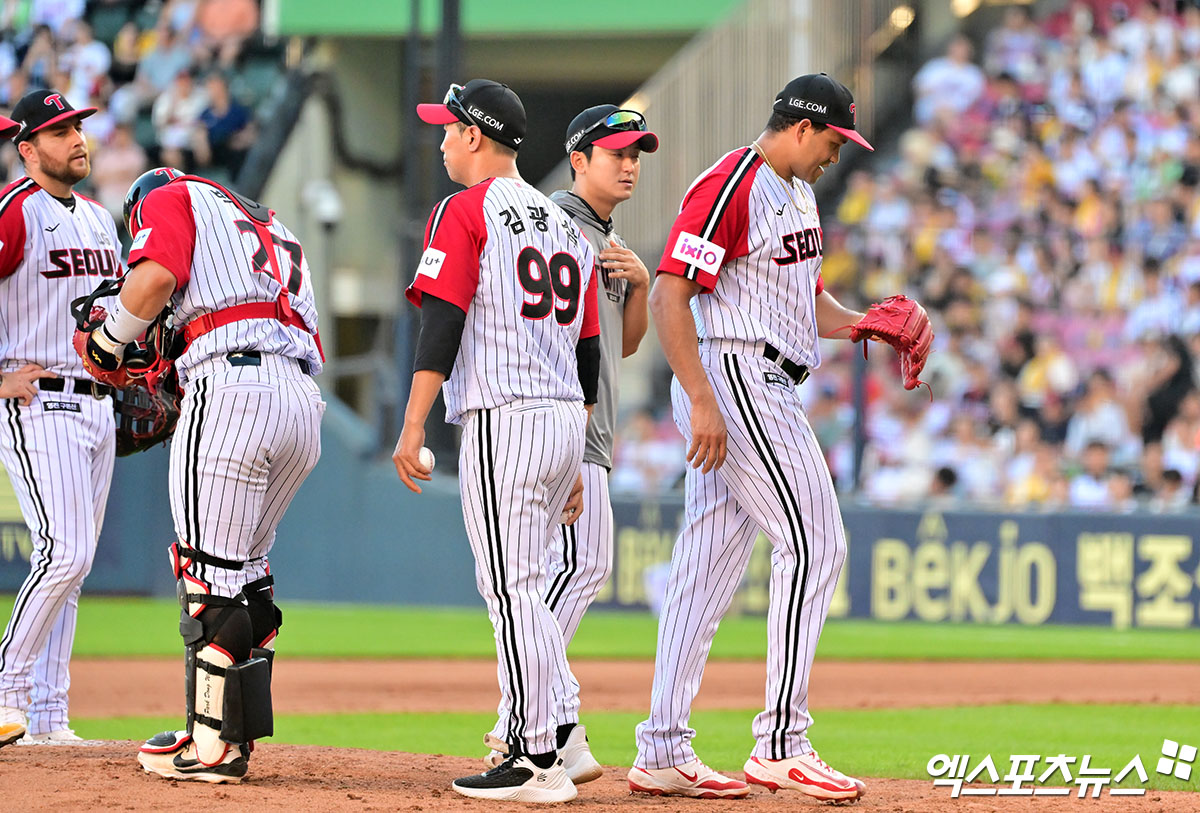 29일 오후 서울 송파구 잠실야구장에서 열린 '2025 신한 SOL Bank KBO리그' KIA 타이거즈와 LG 트윈스의 경기, 6회초 1사 2,3루 LG 치리노스가 마운드를 내려가고 있다. 잠실, 김한준 기자