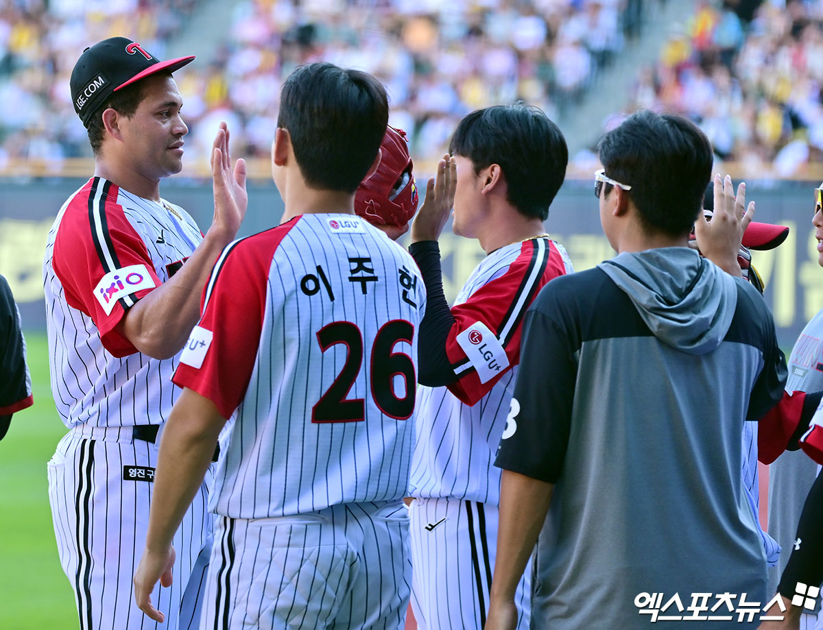 29일 오후 서울 송파구 잠실야구장에서 열린 '2025 신한 SOL Bank KBO리그' KIA 타이거즈와 LG 트윈스의 경기, 3회초 수비를 마친 LG 치리노스가 미소를 보이고 있다. 잠실, 김한준 기자