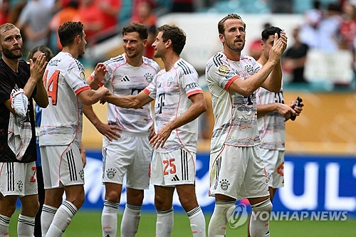 뱅상 콤파니 감독이 이끄는 바이에른 뮌헨이 30일(한국시간) 미국 플로리다주 마이애미에 있는 하드록 스타디움에서 열린 플라멩구(브라질)와의 2025 FIFA 클럽월드컵 16강전에서 4-2로 승리해 8강에 진출했다. 해리 케인이 멀티 골을 터뜨린 뮌헨은 첼시와 아스널 출신 조르지뉴가 버틴 플라멩구를 제압하면서 8강에 진출했다. 앞선 일정에서 인터 마이애미(미국)를 4-0으로 대파한 PSG(프랑스)와 8강에서 격돌하게 됐다. 연합뉴스