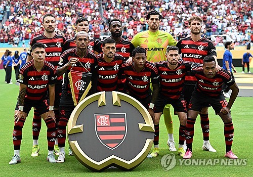 뱅상 콤파니 감독이 이끄는 바이에른 뮌헨이 30일(한국시간) 미국 플로리다주 마이애미에 있는 하드록 스타디움에서 열린 플라멩구(브라질)와의 2025 FIFA 클럽월드컵 16강전에서 4-2로 승리해 8강에 진출했다. 해리 케인이 멀티 골을 터뜨린 뮌헨은 첼시와 아스널 출신 조르지뉴가 버틴 플라멩구를 제압하면서 8강에 진출했다. 앞선 일정에서 인터 마이애미(미국)를 4-0으로 대파한 PSG(프랑스)와 8강에서 격돌하게 됐다. 연합뉴스