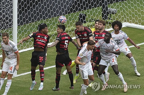 뱅상 콤파니 감독이 이끄는 바이에른 뮌헨이 30일(한국시간) 미국 플로리다주 마이애미에 있는 하드록 스타디움에서 열린 플라멩구(브라질)와의 2025 FIFA 클럽월드컵 16강전에서 4-2로 승리해 8강에 진출했다. 해리 케인이 멀티 골을 터뜨린 뮌헨은 첼시와 아스널 출신 조르지뉴가 버틴 플라멩구를 제압하면서 8강에 진출했다. 앞선 일정에서 인터 마이애미(미국)를 4-0으로 대파한 PSG(프랑스)와 8강에서 격돌하게 됐다. 연합뉴스