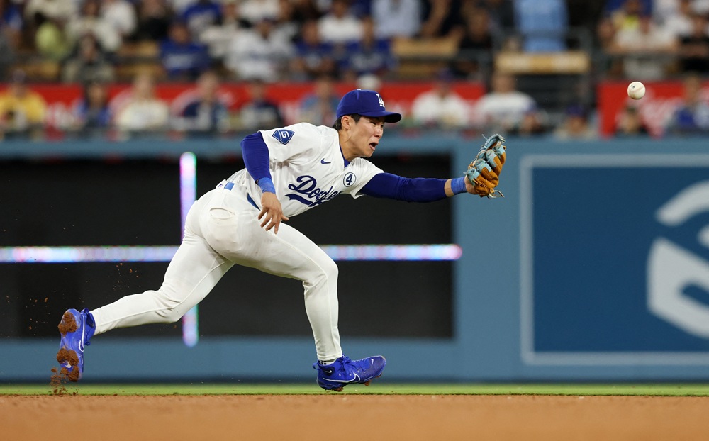 미국 메이저리그 LA 다저스의 김혜성이 30일(한국시간) 미국 미주리주 캔자스시티의 카우프만 스타디움에서 열린 2025 메이저리그 캔자스시티 로얄스와 원정 경기 선발 라인업에서 제외됐다. 팀이 5-1로 앞선 8회말 대수비로 투입돼 그라운드를 밟았다. 사진 연합뉴스